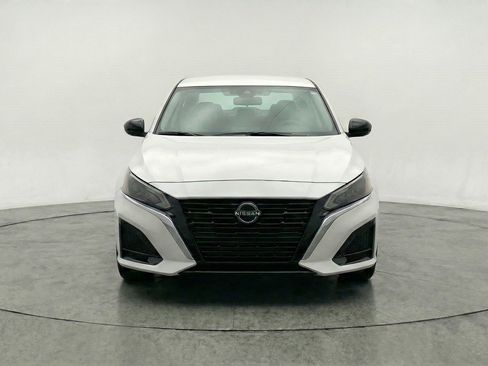 Used 2025 Nissan Altima 2.5 SV FWD image 2