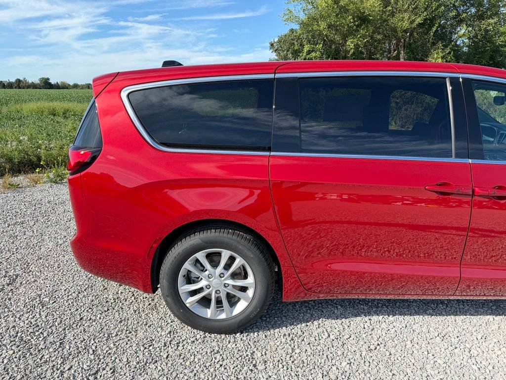 New 2027 Chrysler Pacifica Select FWD image 23