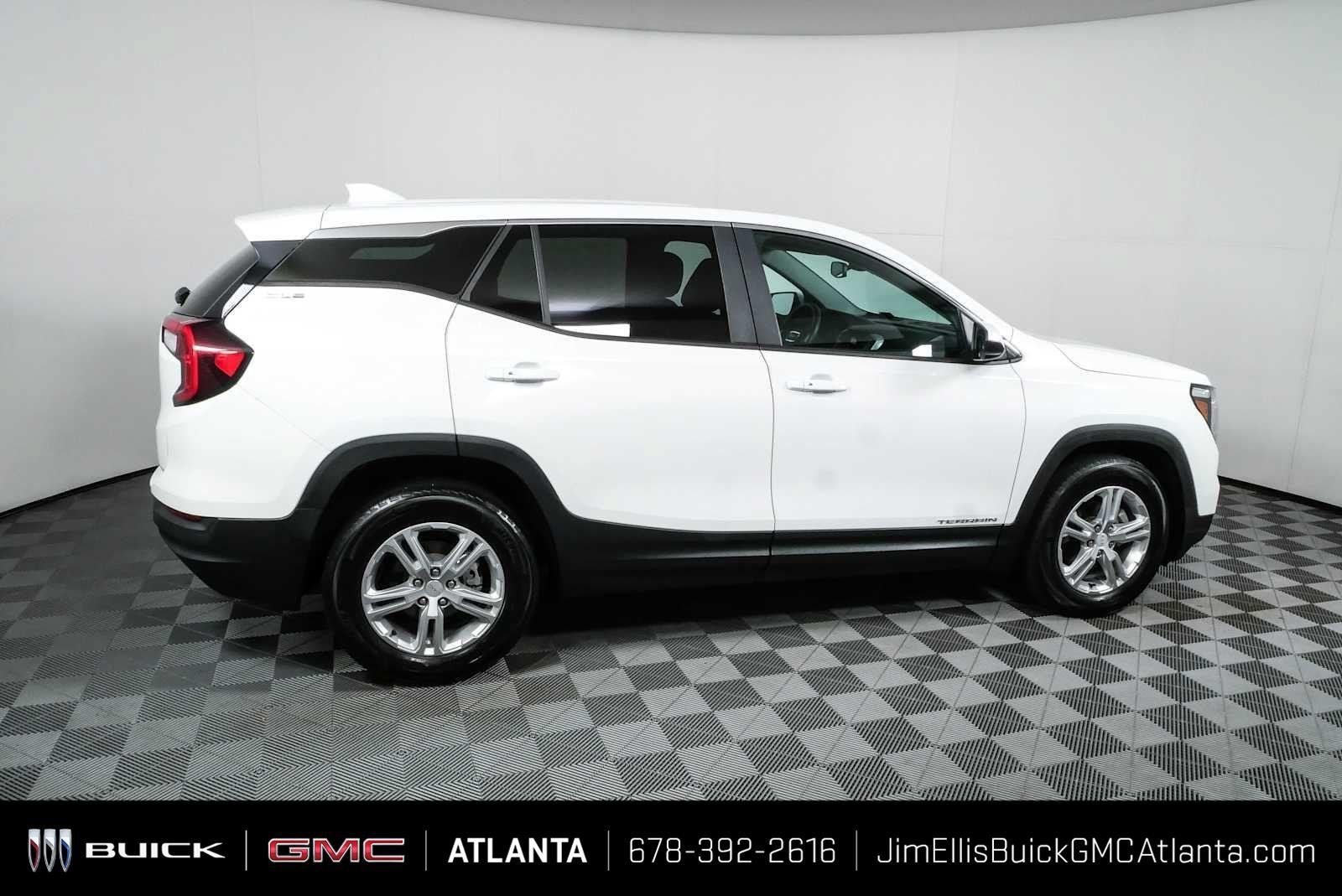 Used 2023 GMC Terrain SLE FWD image 2