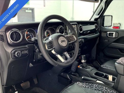 Used 2022 Jeep Wrangler Unlimited Sahara image 16