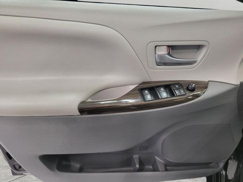 Used 2017 Toyota Sienna XLE Premium FWD image 28