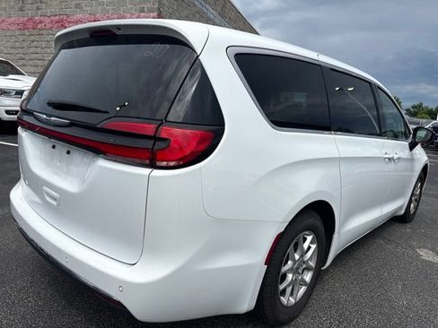 Used 2024 Chrysler Pacifica Touring-L FWD image 6