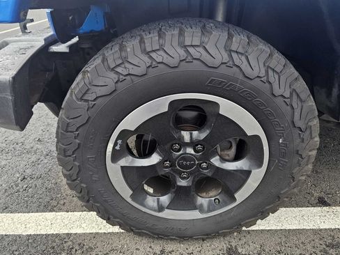 Used 2014 Jeep Wrangler Unlimited Sahara AWD/4WD image 13