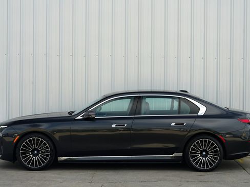 Used 2024 BMW i7 eDrive50 w/ M Sport Package image 9