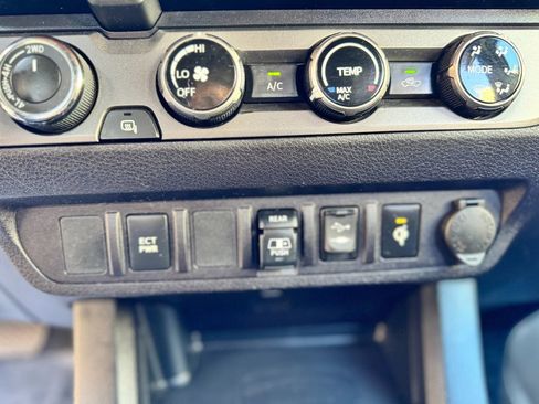 Used 2018 Toyota Tacoma TRD Off-Road image 32