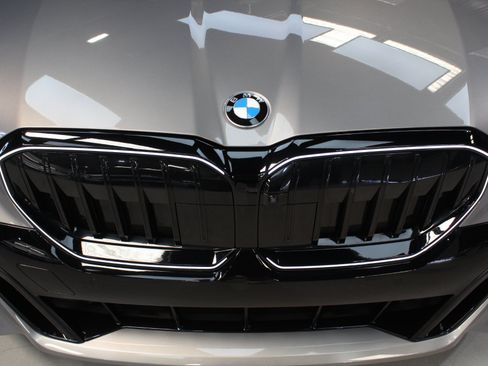 Used 2024 BMW 530i xDrive AWD/4WD image 8