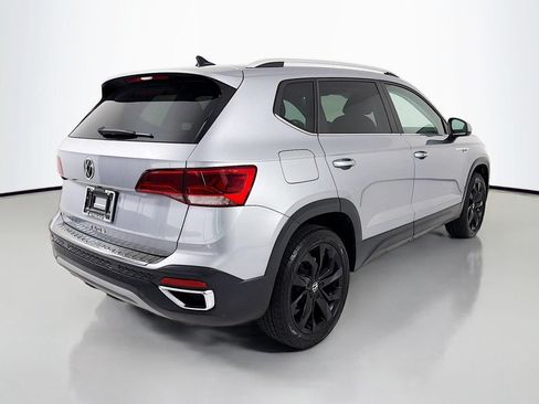 Used 2023 Volkswagen Taos SE w/ Panoramic Sunroof Package FWD image 7