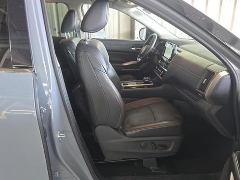 Used 2023 Nissan Pathfinder Platinum w/ Cargo Package AWD/4WD image 6