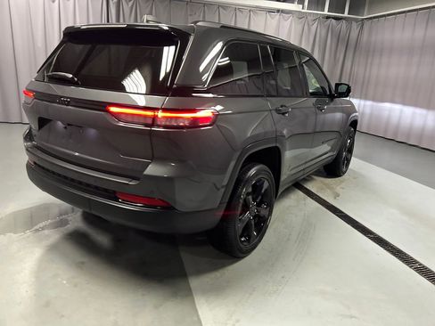 Used 2024 Jeep Grand Cherokee Altitude AWD/4WD image 7