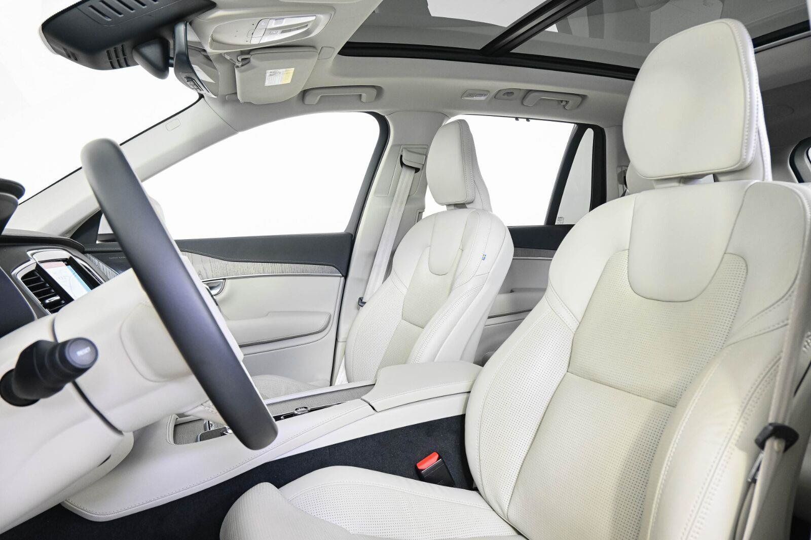 Certified 2025 Volvo XC90 T8 Ultra w/ Protection Package Premier AWD/4WD image 4