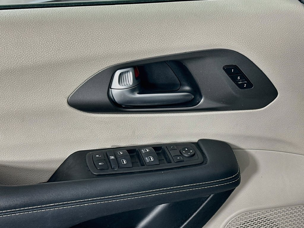 Certified 2024 Chrysler Pacifica Touring-L FWD image 26