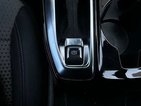 Used 2025 Chevrolet Trax LT image 21