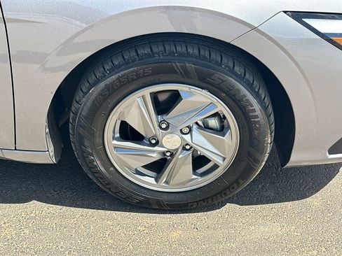 Used 2025 Hyundai Elantra SE FWD image 12