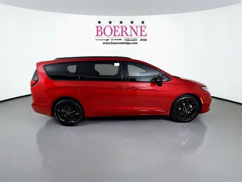 New 2026 Chrysler Pacifica Limited image 8