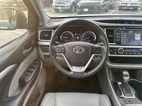 Used 2018 Toyota Highlander XLE FWD image 11