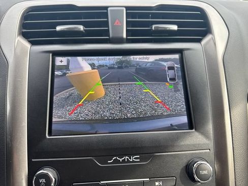 Used 2019 Ford Fusion SE FWD image 21