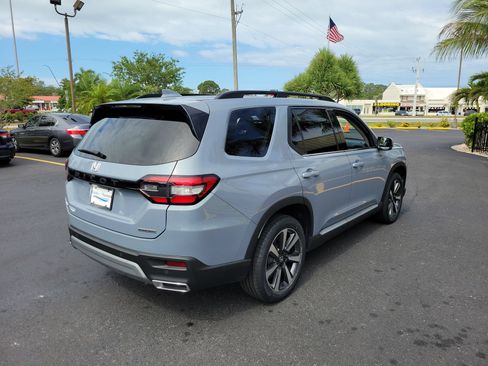 Used 2025 Honda Pilot Touring image 6