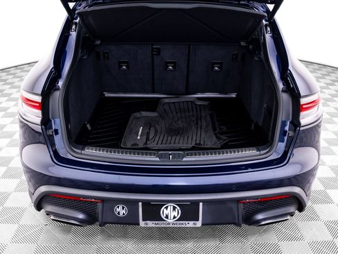 Certified 2023 Porsche Macan AWD/4WD image 31