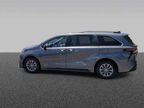 Used 2021 Toyota Sienna XLE w/ XLE Plus Package FWD image 6