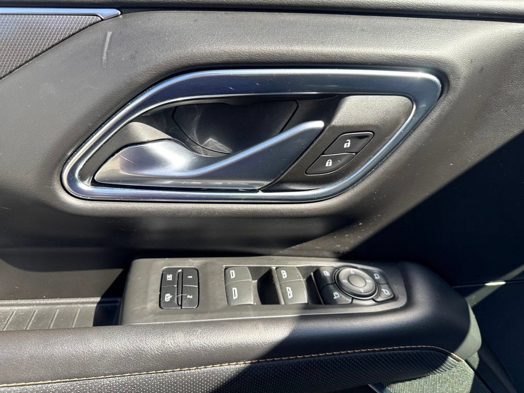 Used 2023 GMC Yukon AT4 w/ AT4 Premium Package AWD/4WD image 12