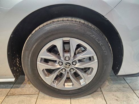 Used 2021 Toyota Sienna XLE image 7