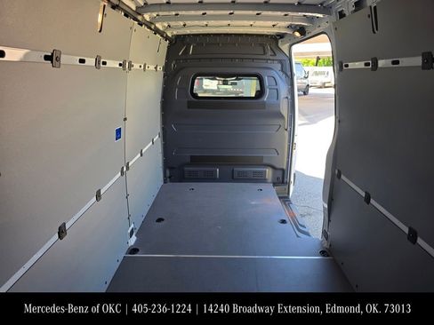 Used 2025 Mercedes-Benz Sprinter 2500 image 5
