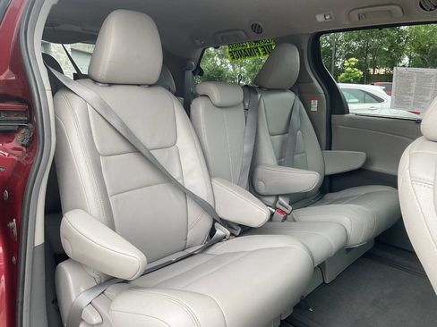 Used 2015 Toyota Sienna XLE FWD image 38