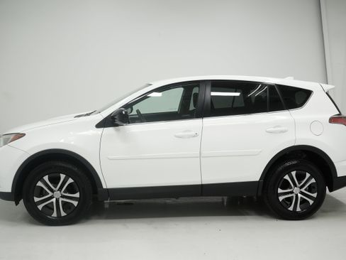 Used 2018 Toyota RAV4 LE FWD image 7