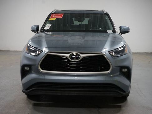 Used 2022 Toyota Highlander XLE FWD image 2