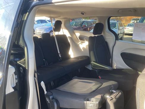 Used 2020 Chrysler Voyager LX image 27