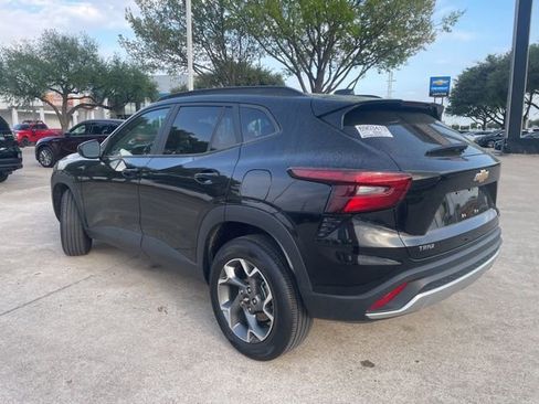 Used 2025 Chevrolet Trax LT w/ LT Convenience Package image 7