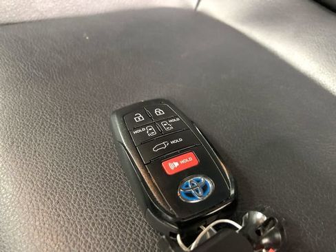 Used 2023 Toyota Sienna XSE FWD image 31