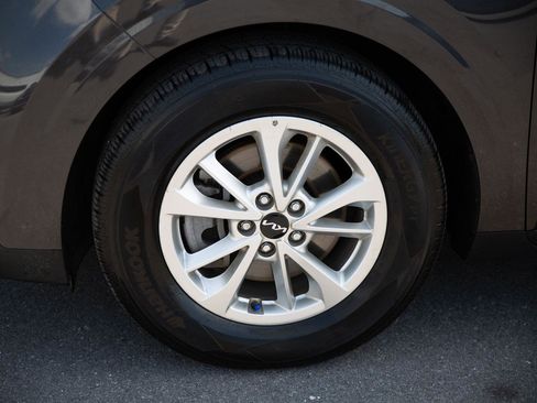 Used 2022 Kia Carnival LX image 9