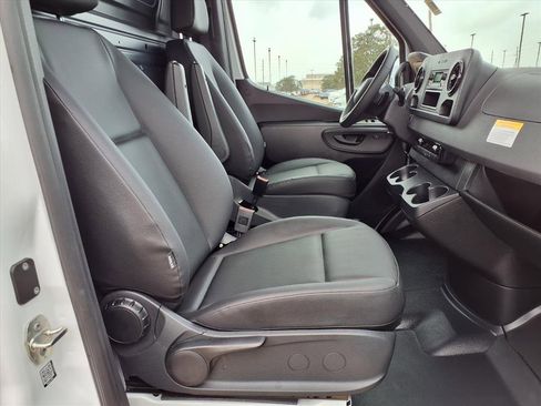 Used 2025 Mercedes-Benz Sprinter 2500 image 27