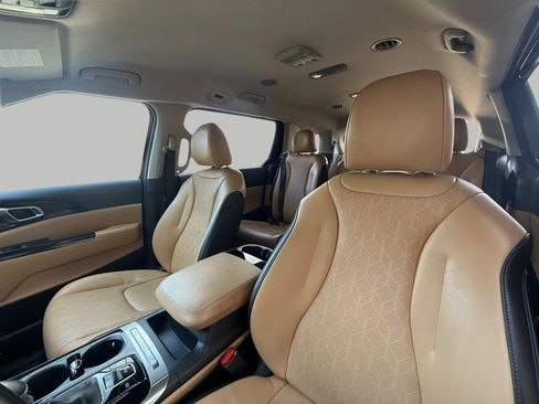 Used 2024 Kia Carnival EX image 44