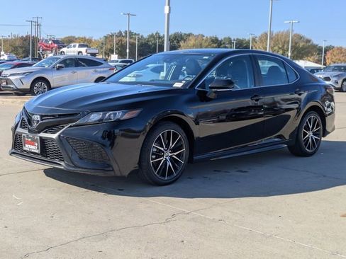 Used 2024 Toyota Camry SE image 10