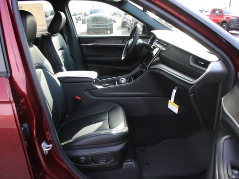 New 2025 Jeep Grand Cherokee L Limited image 29