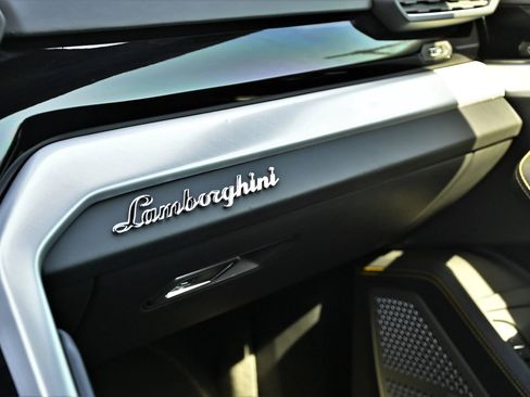 Used 2020 Lamborghini Urus AWD/4WD image 10