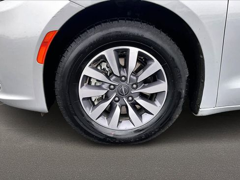 Used 2024 Chrysler Pacifica Select image 8