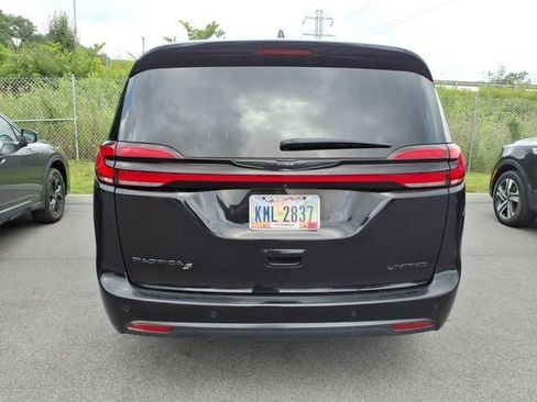 Used 2025 Chrysler Pacifica Limited FWD image 18