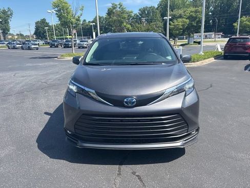 Used 2025 Toyota Sienna XLE AWD/4WD image 5