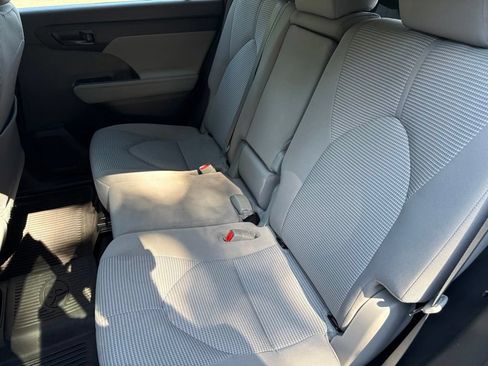Used 2023 Toyota Highlander LE FWD image 16