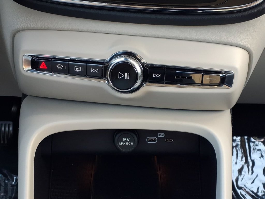 Certified 2024 Volvo XC40 B5 Plus AWD/4WD image 18
