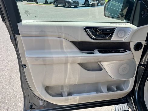 Used 2021 Lincoln Navigator Reserve w/ Luxury Package AWD/4WD image 11