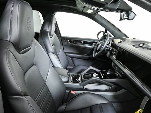 New 2026 Porsche Cayenne GTS image 28