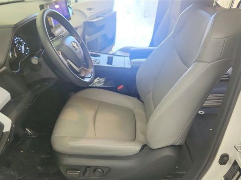 Used 2025 Toyota Sienna XLE FWD image 23