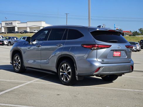 Used 2020 Toyota Highlander XLE image 4