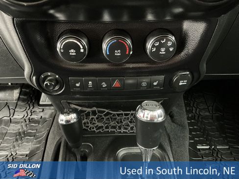 Used 2015 Jeep Wrangler Unlimited Rubicon image 11