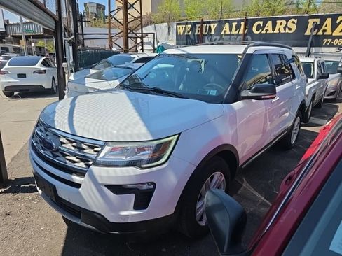 Used 2018 Ford Explorer XLT w/ Equipment Group 202A AWD/4WD image 2