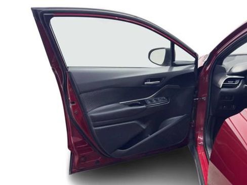 Used 2019 Toyota C-HR XLE FWD image 10